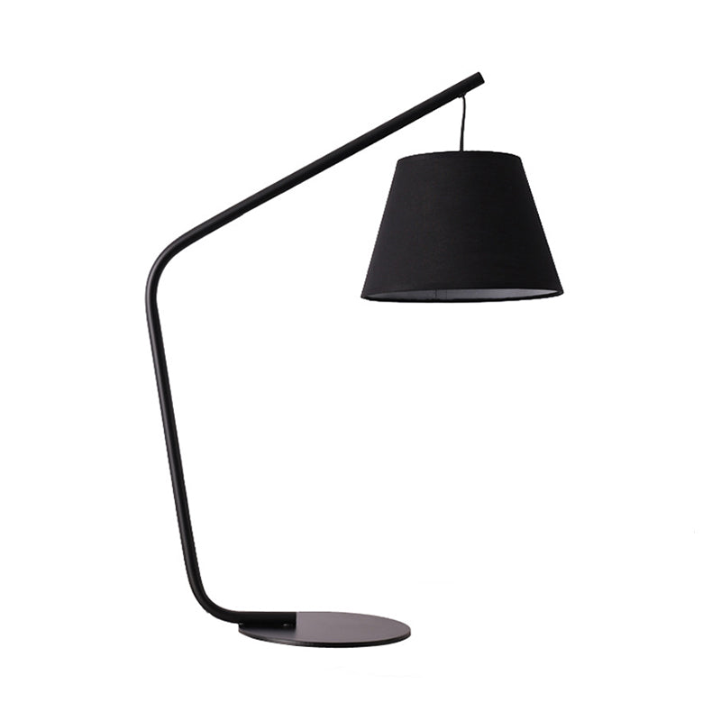 Lampada da tavolo moderna in tessuto conico con 1 lampadina da comodino in nero con braccio curvo per camera da letto