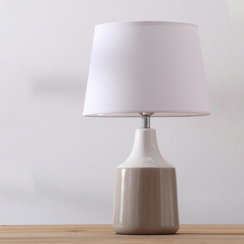 Moderne taps toelopende trommeltafel Licht Keramische nachtverlichting 1-lichtsbed in bruin/wit en grijs met stofschaduw