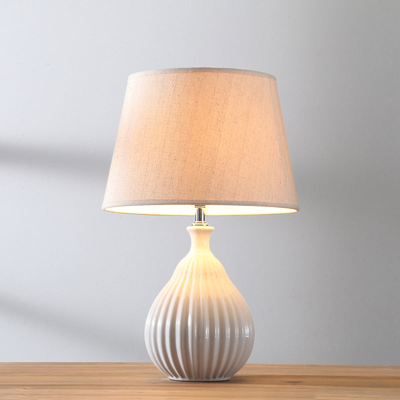 Lumière de nuit blanche / verte Lumière minimaliste 1 lampe de table de chevet en céramique légère avec nuance de tissu cône