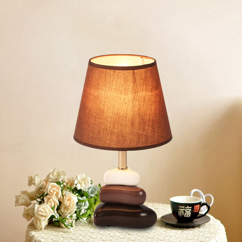 Lampada da tavolo modernista a 1 luce con illuminazione notturna in ceramica a 3 triangoli in caffè e bianco con paralume in tessuto a cono