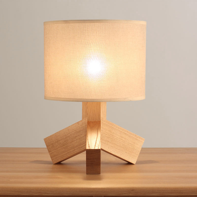 Basede beige Trippiede Distanza Light Modernist 1 Lampada da tavolo notturno in legno leggero con tonalità in tessuto tamburo