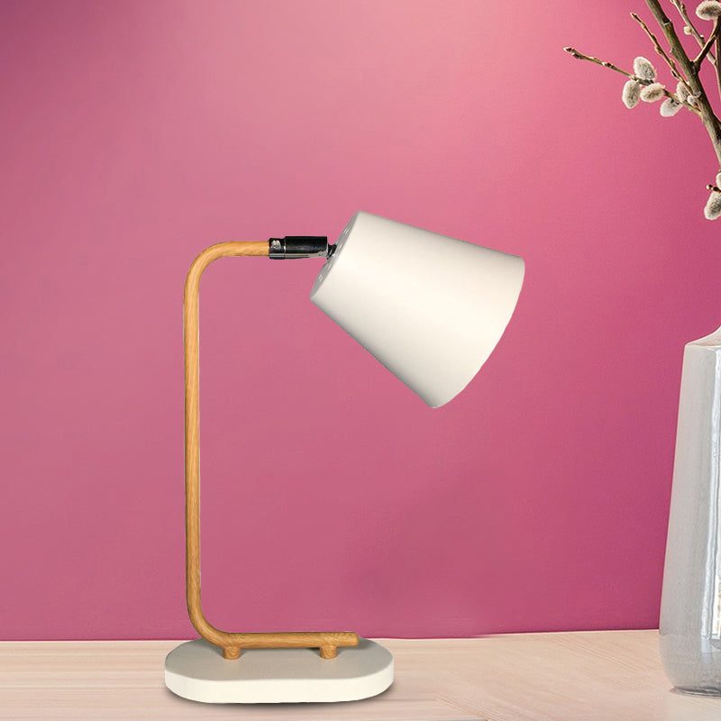 Lámpara de mesa cónica de metal con enchufe blanco, moderna, 1 bombilla, con brazo delgado de madera