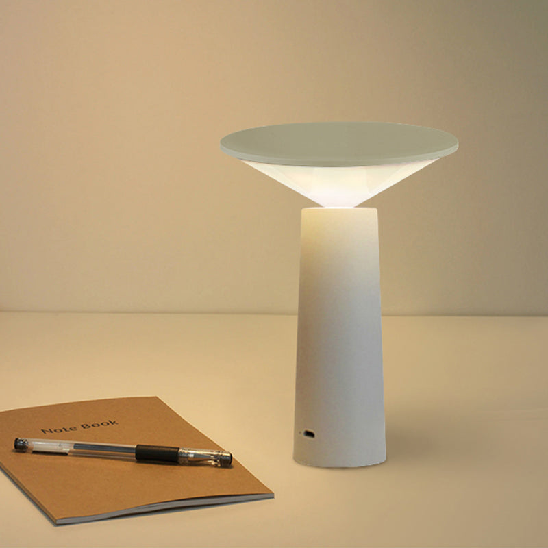 Lámpara moderna de lectura LED Lámpara de mesa de metal de torre blanca ligera con sombra de plástico