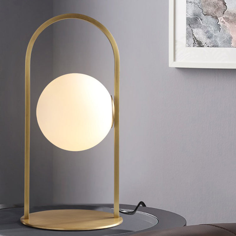 Post moderner ovaler Ringtisch Leuchte Metall 1 Glühbirnen Wohnzimmer Schreibtischlampe in Messing mit Ballmilchglasschatten