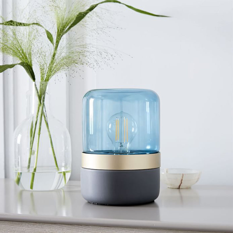 1 Glühbirnenschlafzimmer kleiner Schreibtisch Helles, graues Tischlampe mit Zylinder hellblauer Glasschatten