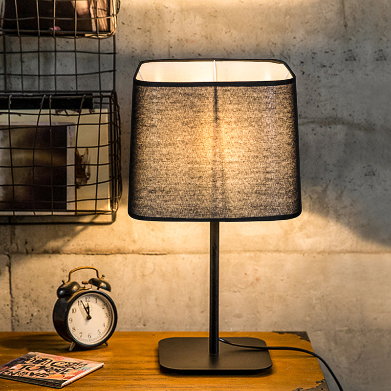 Lampe de table de nuit Simplicity à 1 ampoule, lampe de bureau cuboïde noire enfichable avec abat-jour en tissu pour chevet