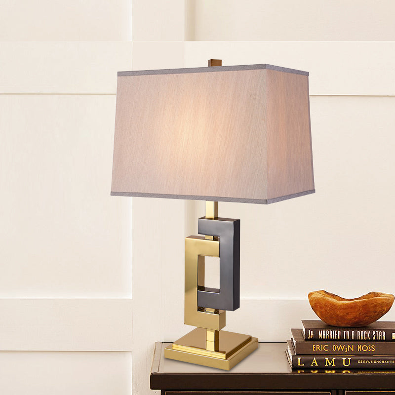 Table d'épissage clair moderniste métallique 1 gris clair et lampe de bureau en or avec nuance de tissu blanc cuboïde