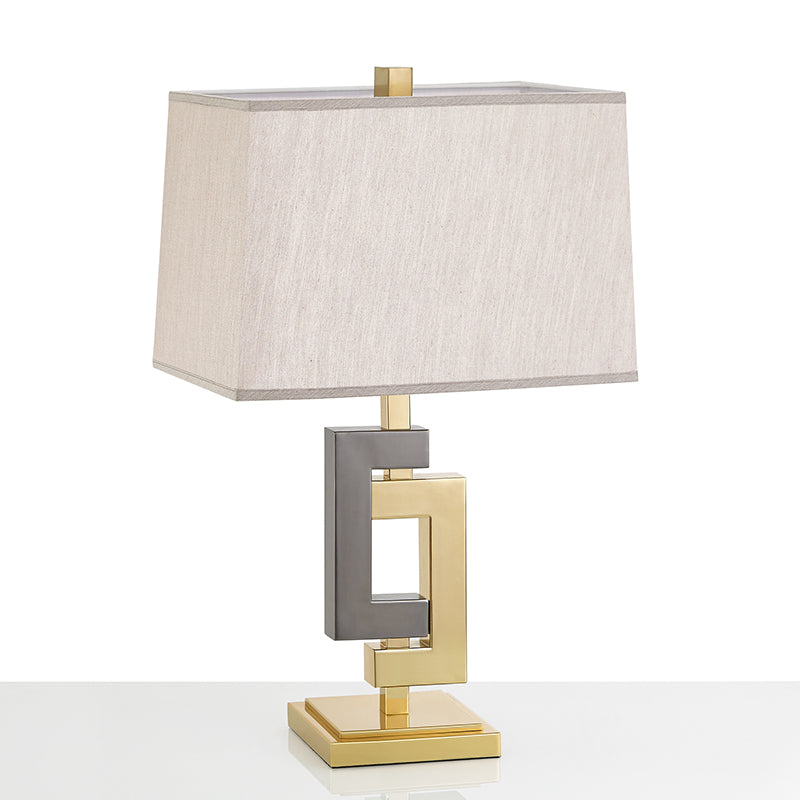 Table d'épissage clair moderniste métallique 1 gris clair et lampe de bureau en or avec nuance de tissu blanc cuboïde