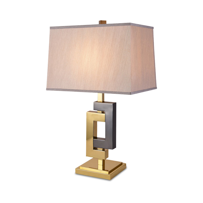 Table d'épissage clair moderniste métallique 1 gris clair et lampe de bureau en or avec nuance de tissu blanc cuboïde