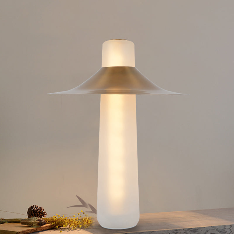 Light de chevet évasé Light moderne lampe de table de chevet LED moderne en or avec tube Base de verre blanc