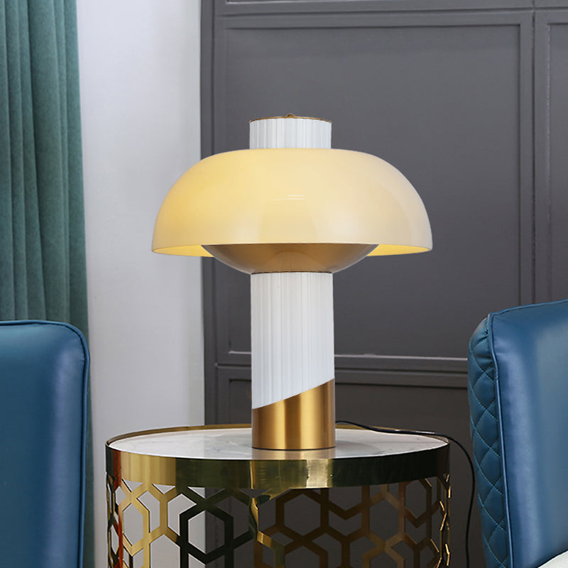 Lampada da scrivania post moderna a 1 lampadina da comodino in oro chiaro con paralume in vetro lattimo per soggiorno
