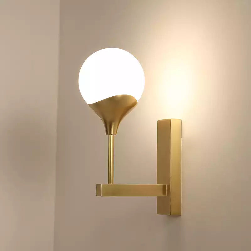 1 Glühbirnenschlafzimmer Wandleuchte Minimaler Messing -Wandleuchten mit Globe Creme Glass Schatten