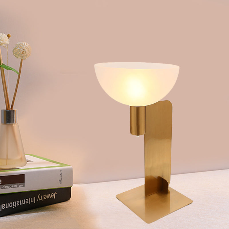 Éclairage de table en panneau métallique Post de lampe de bureau à finition or moderne à 1 bulbe avec teinte en verre dôme opale