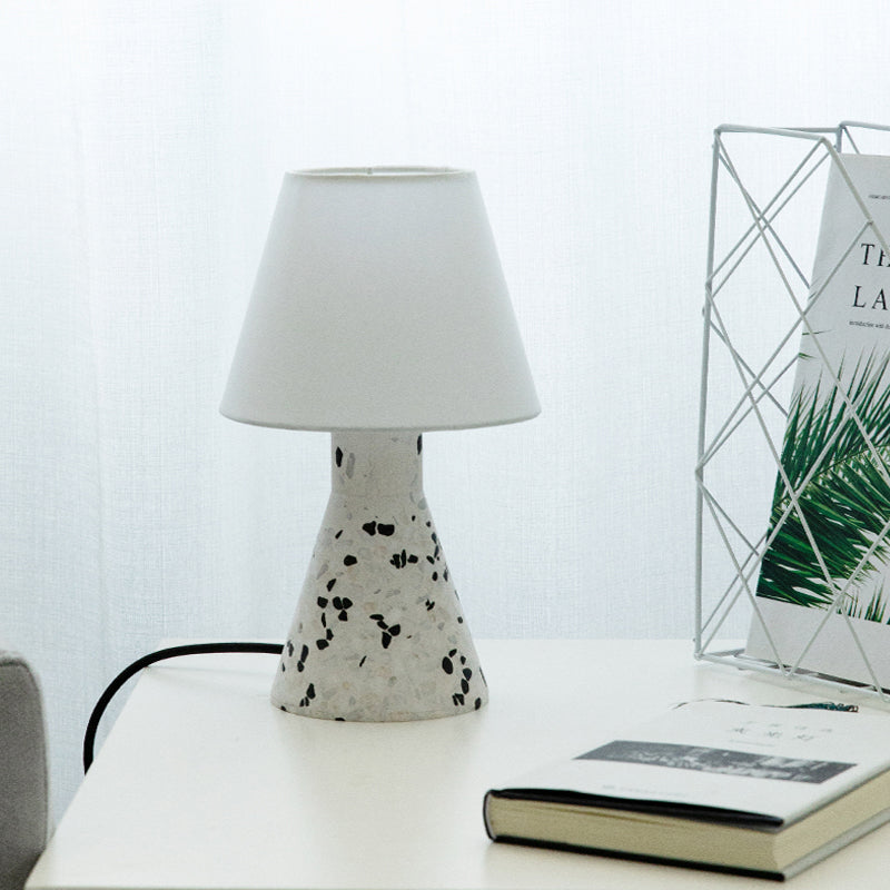 Lampe de table de nuit évasée moderne en marbre à 1 lumière pour chambre à coucher avec abat-jour en tissu baril