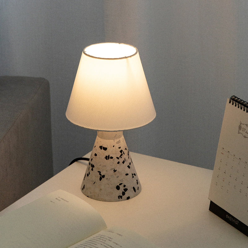 Lampe de table de nuit évasée moderne en marbre à 1 lumière pour chambre à coucher avec abat-jour en tissu baril