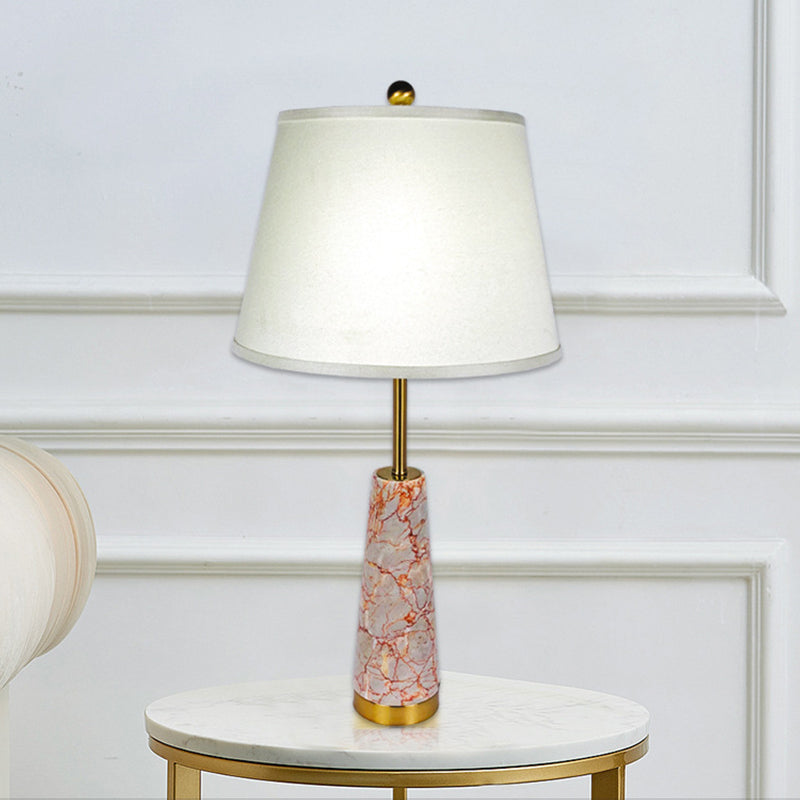 Lampe de table de nuit conique en marbre moderniste à 1 tête rouge avec abat-jour en tissu blanc