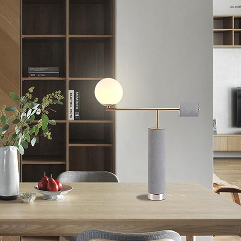 1 tête de table tubulaire éclairage industriel gris de chemise de nuit en ciment gris avec ombre en verre d'orbe d'orbe