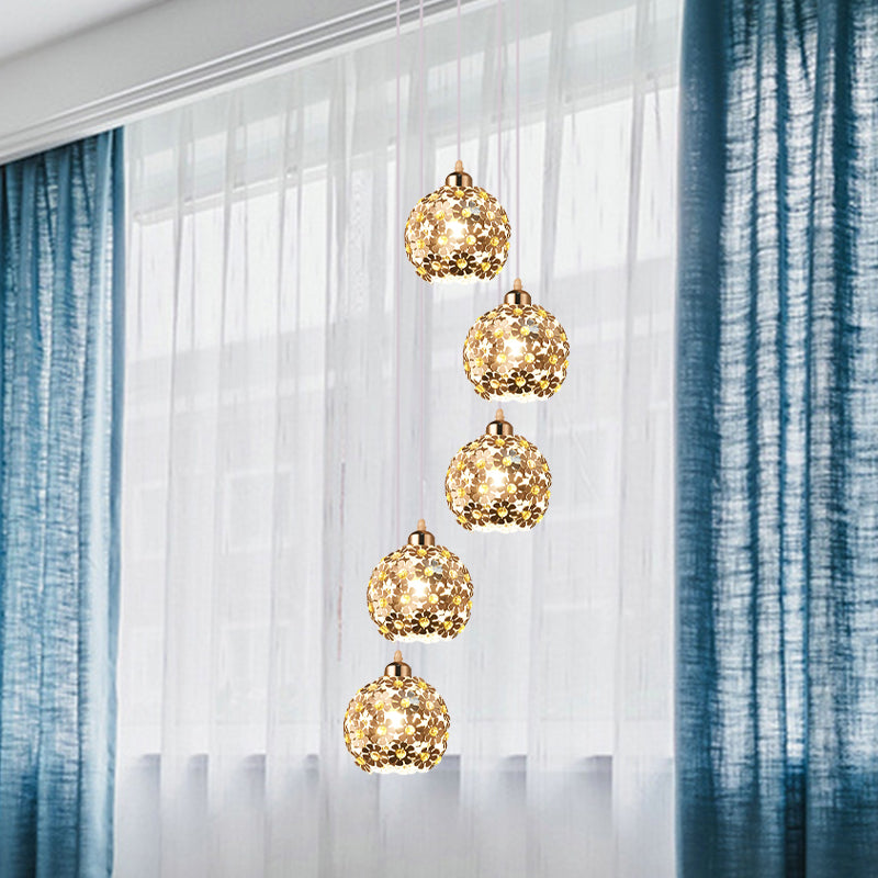 5/8 Köpfe Multi -Licht Deckenleuchte modernistische gewölbte metallische Hanglampe in Silber mit Bernsteinkristallakzent