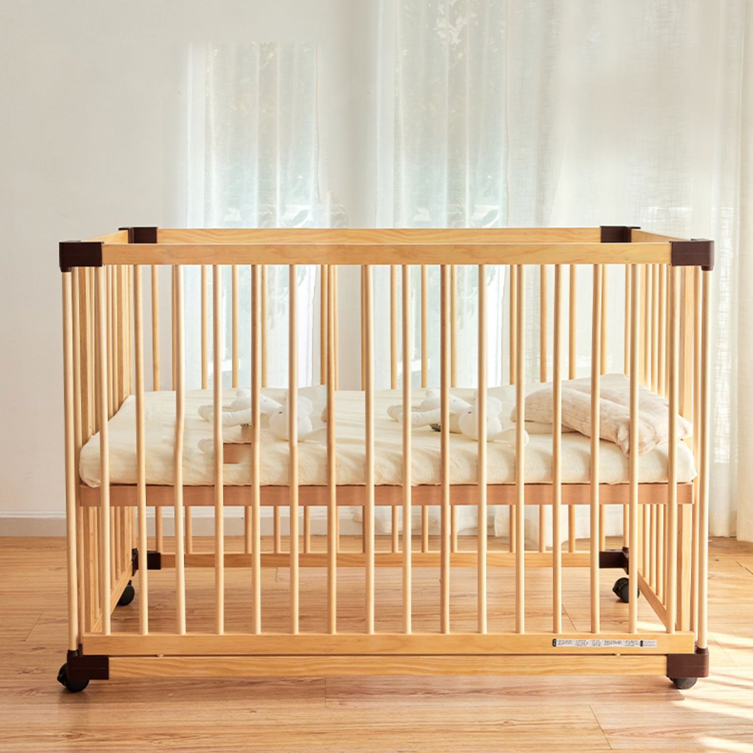 Light Wood Nursery Crib Modern Nursery Crib with Casters/Wheels