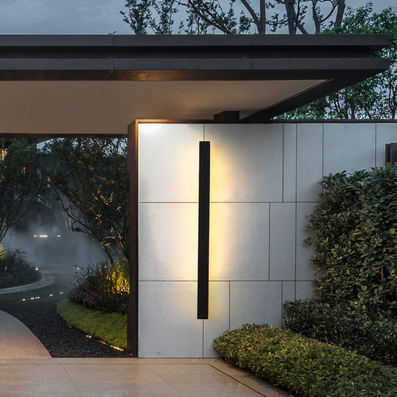 Linear Shape Metal Wall Light Modern Style 1 Light Wall Mount Lighting in Black