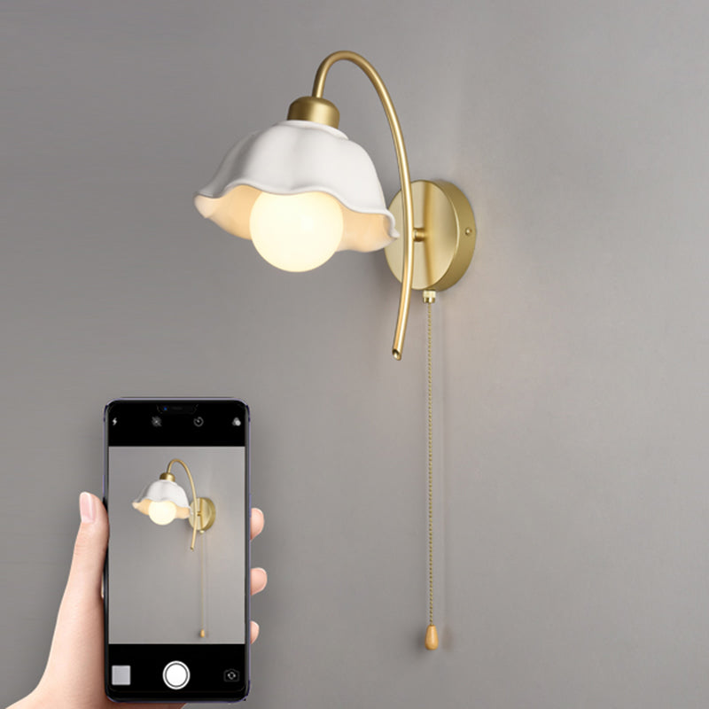 Flower Shape Metal Wall Sconces Modern 1 Light Wall Mount Light Fixture in Gold
