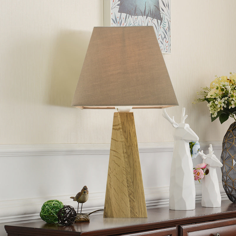 Taupe/lámpara de mesa de pagoda blanca minimalista 1 cabezal de tela nocturna luz con pedestal de madera piramidal