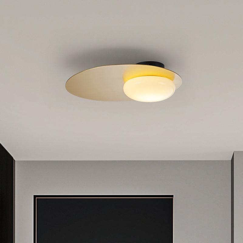 Crema de vidrio Ovoid Flush Mount Lamp Designer 1 Iluminación de techo ligero con Disco Negro/Brass Top