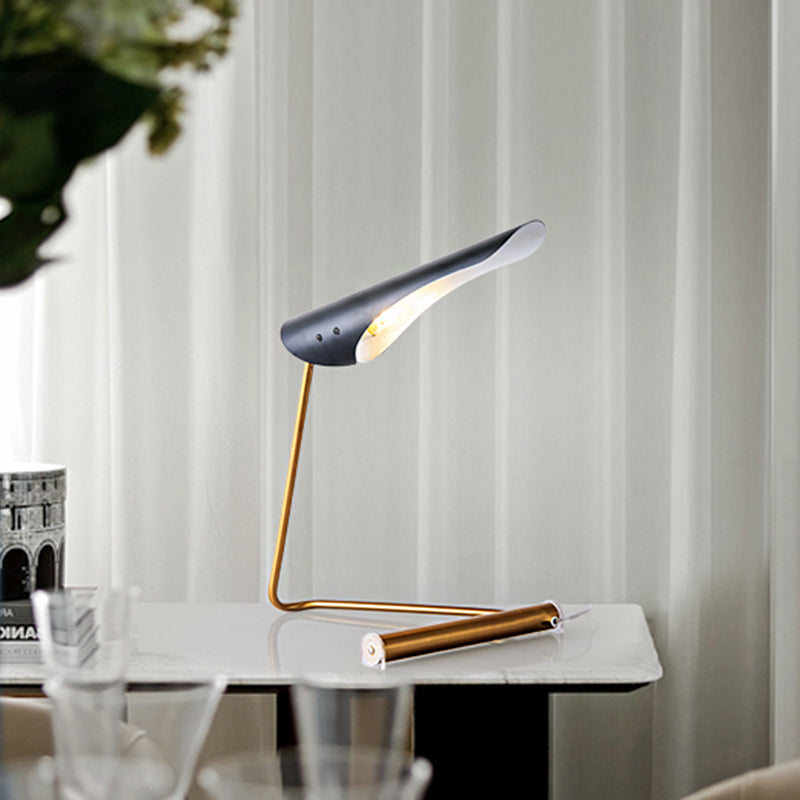 Lampada da tavolo nera postmoderna a forma di uccello a forma di uccello Lampada da tavolo metallica postmoderna a 1 lampadina con supporto curvo