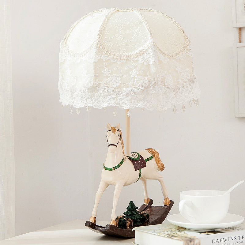 Lampada da tavolo per bambini in tessuto svasato/cupola in pizzo, lampada da comodino a 1 testa in bianco con base per altalena a cavallo a dondolo