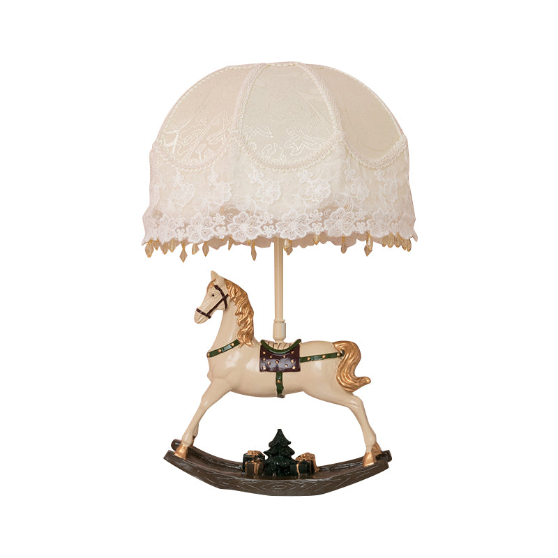 Lampada da tavolo per bambini in tessuto svasato/cupola in pizzo, lampada da comodino a 1 testa in bianco con base per altalena a cavallo a dondolo