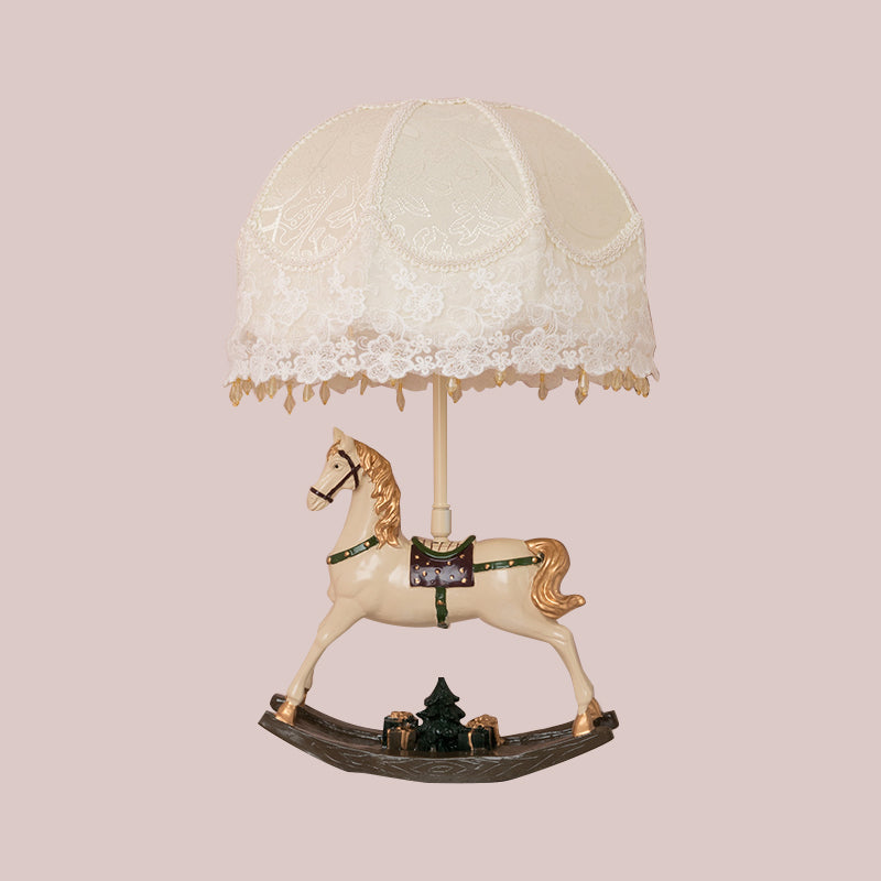 Lampada da tavolo per bambini in tessuto svasato/cupola in pizzo, lampada da comodino a 1 testa in bianco con base per altalena a cavallo a dondolo