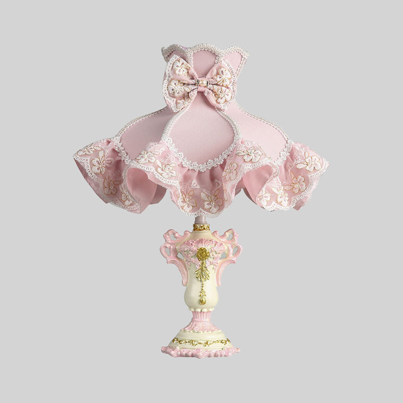 Royal Dress Girl's Bedside Night Lamp Fabric 1-Light Kids Style Table Light avec base sculptée en rose