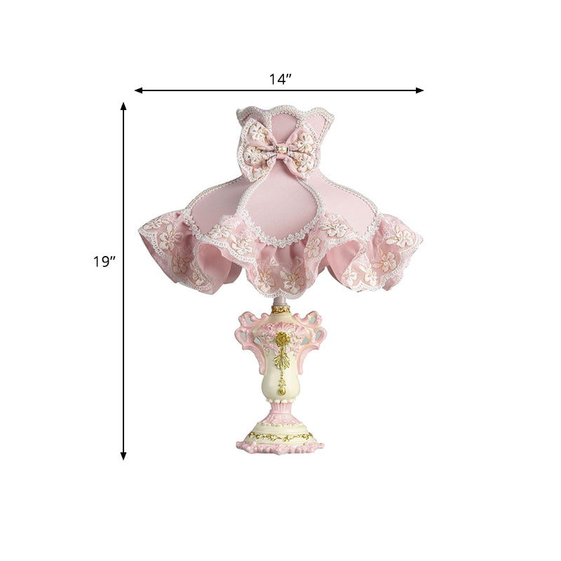 Royal Dress Girl's Bedside Night Lamp Fabric 1-Light Kids Style Table Light avec base sculptée en rose