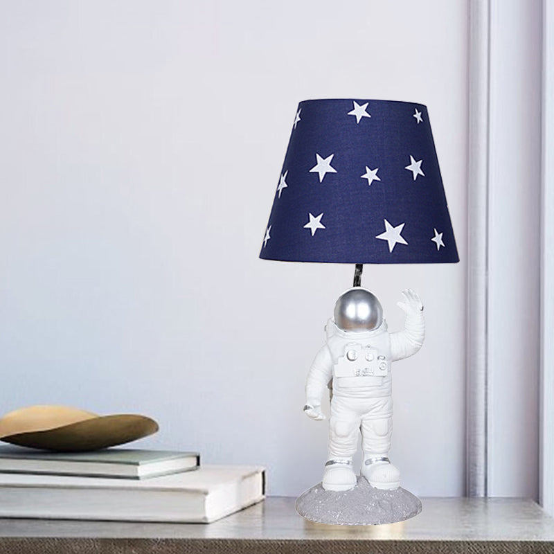 Blue Empire Shade Night Lamp Lamp Kids Kids Star Multned Fabric Accompitazione da tavolo con base spaziale intagliato, largo 10 "/13"