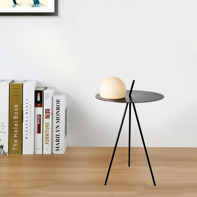 Moderniste LED Night Light Black Finish Circcle Vertical Tripod Tripod Table Lampe With White Glass Shade