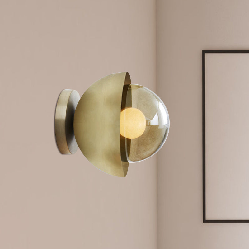 Metallic Semiccle Conce Éclairage moderniste en laiton à 1 lumière / lampe murale chromée avec une teinte en verre bronzé en orbe pour le couloir