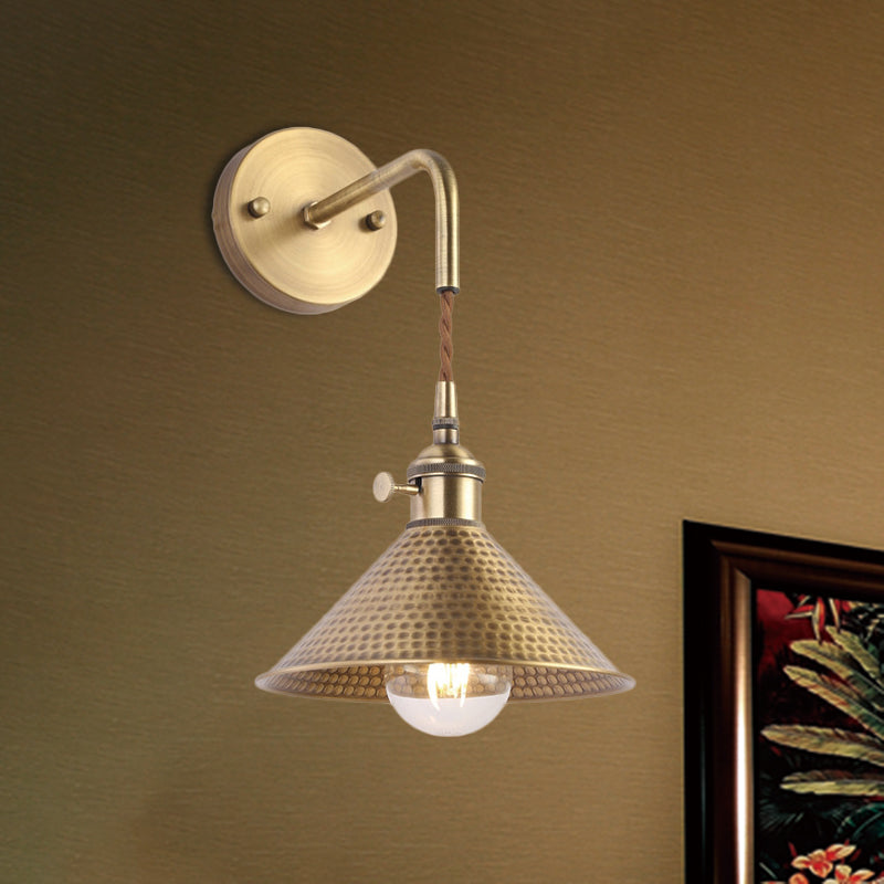 Lámpara de pared de metal cone de cono martillado 1 cabezal de la sala de estar de la sala de estar de luz en latón antiguo/latón cepillado
