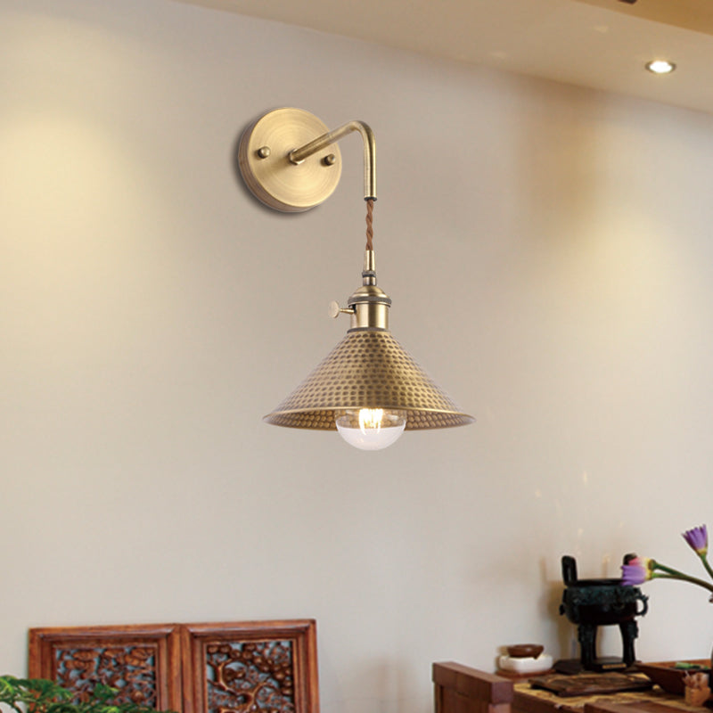 Lámpara de pared de metal cone de cono martillado 1 cabezal de la sala de estar de la sala de estar de luz en latón antiguo/latón cepillado