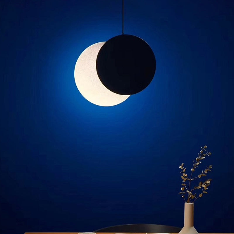 POST MODERN PENDANT LED PRENDANT LAMPE NOIR / BLANC ROTATATE CRESCENT LUMIÈRE DU CRESCENT AVEC CABLE ACRYLIQUE EN LUMIÈRE CHAUD / BLANC, 7 "/ 11" W