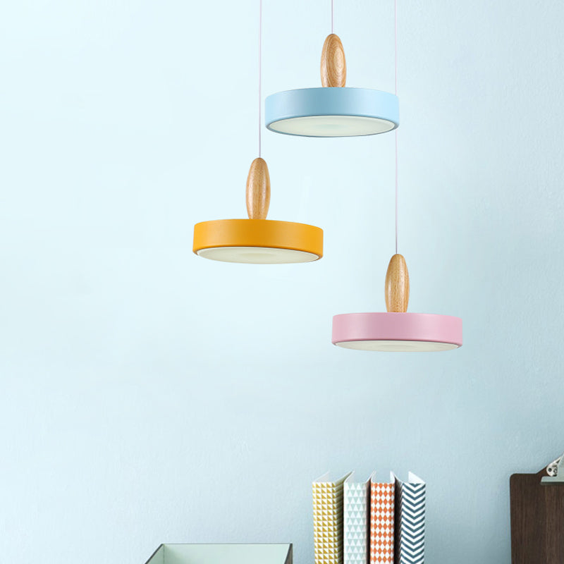Circle Metal suspendu pendant Light Contemporain 3 lumières Bleu et rose et plafond jaune