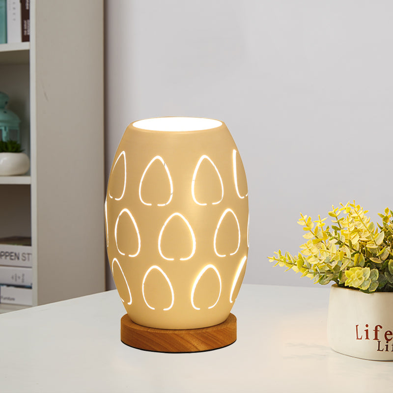 Lampada da comodino modernista oblunga in metallo a 1 testa per camera da letto in bianco con design scavato