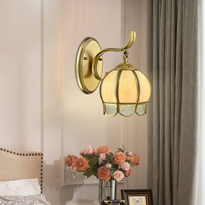Finition en laiton de verre bronzé Globe léger 1/2-2-Head Traditional Wall lampe avec le bras tourbillonnant