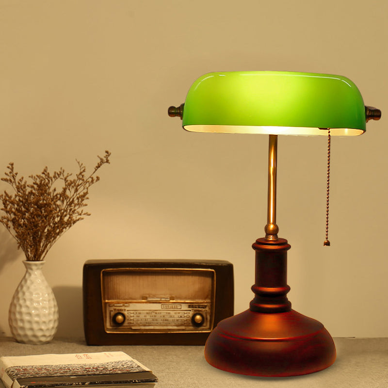 Lampada da tavolo lounge retrò in metallo leggero da comodino singolo con paralume verde semioblungo e catenella