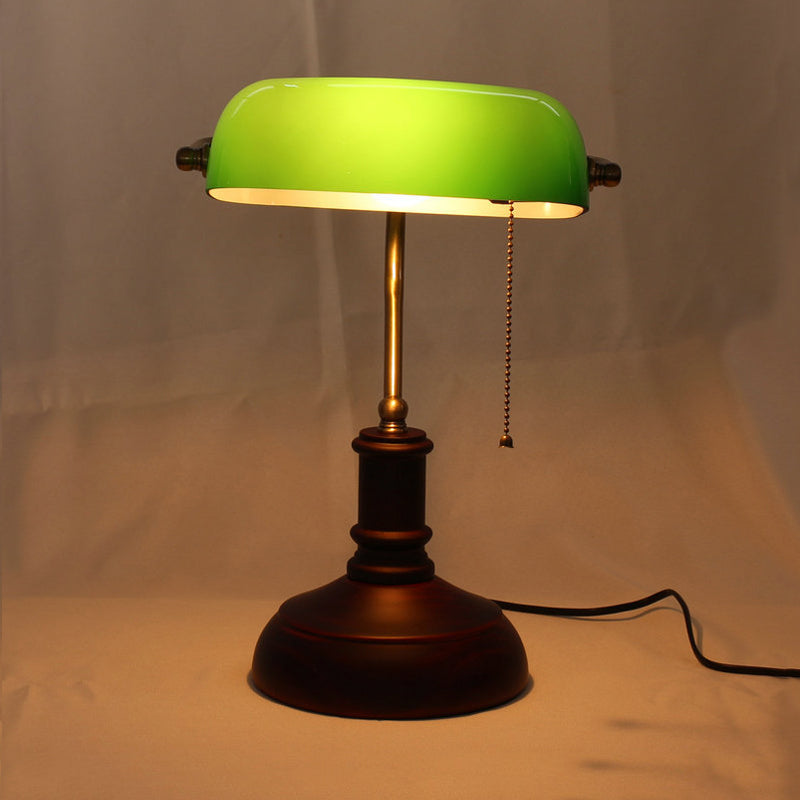 Lampada da tavolo lounge retrò in metallo leggero da comodino singolo con paralume verde semioblungo e catenella