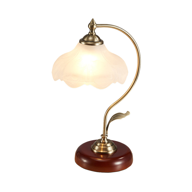 Lámpara de noche floral de vidrio blanco esmerilado Luz de la mesa de la sala de estar tradicional de 1 luces con brazo arqueado