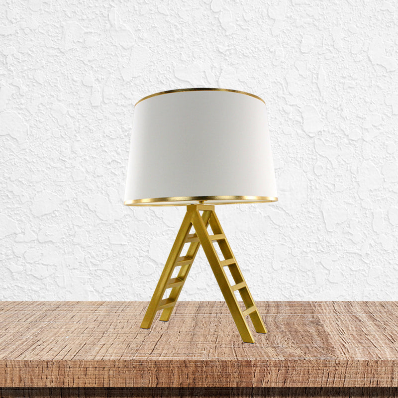 Leiterform Nachttisch hell moderne Metall LED Gold Nachttisch Lampe mit Trommelweiß/Schwarzer Stoff Schatten