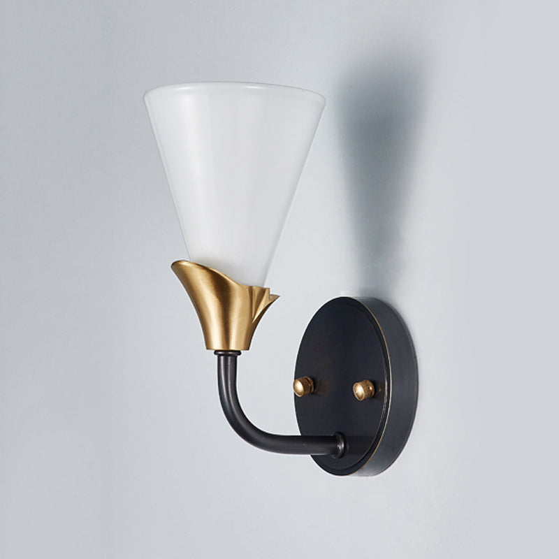 Finitura in ottone 1/2-bulba Accensione da parete Stile Country Glass White Conico conico conico con la parete
