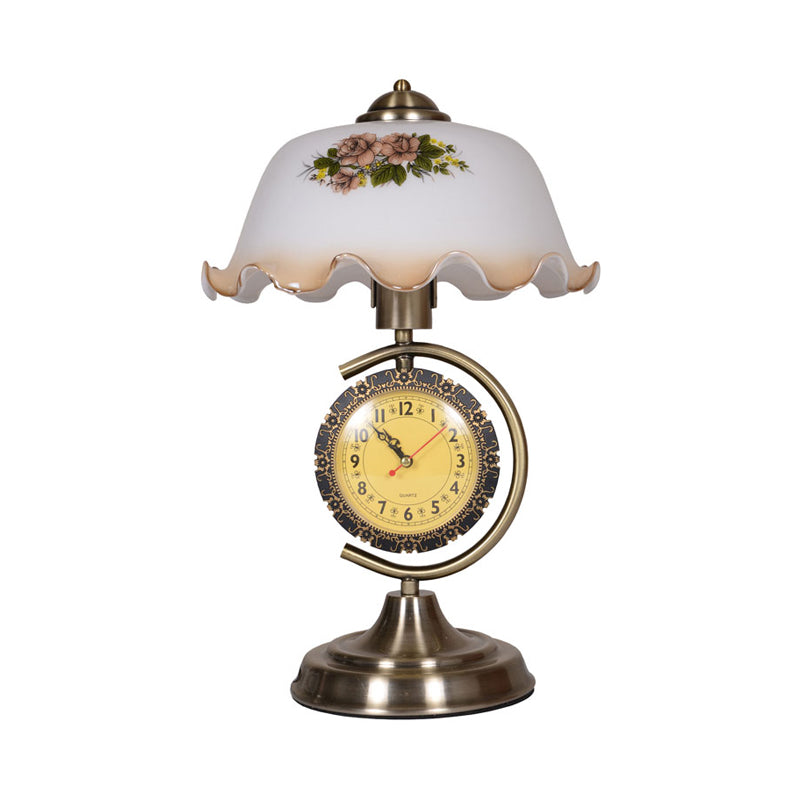 Lampada da tavolo in vetro opale con paralume a scodella, luce notturna pastorale per salotto singolo con braccio a C e orologio in ottone