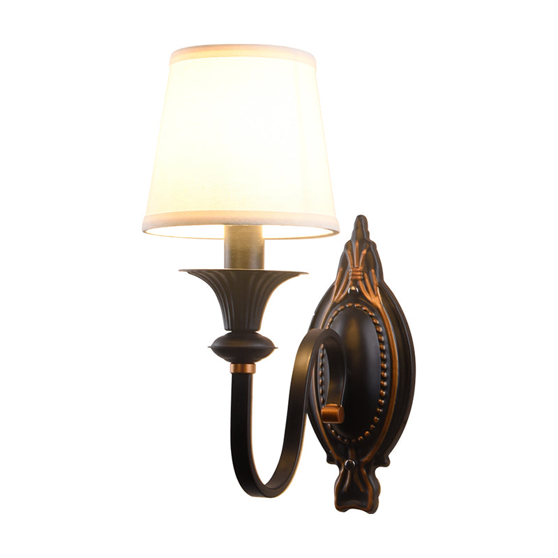 1 Funzione di illuminazione da parete con il cono leggero Countryside Black Fabric Sconce Light con braccio sinuoso