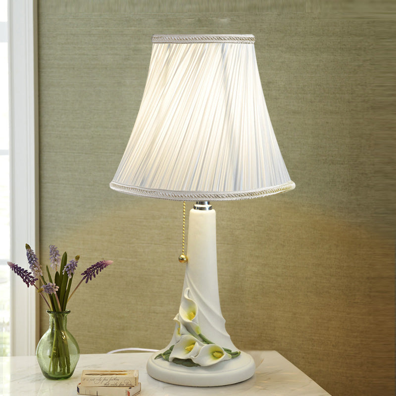 1 tête cloche nocturne Light Countryside White Fabric Table table de chevet avec Calla Lily Resin Base, chaîne de traction